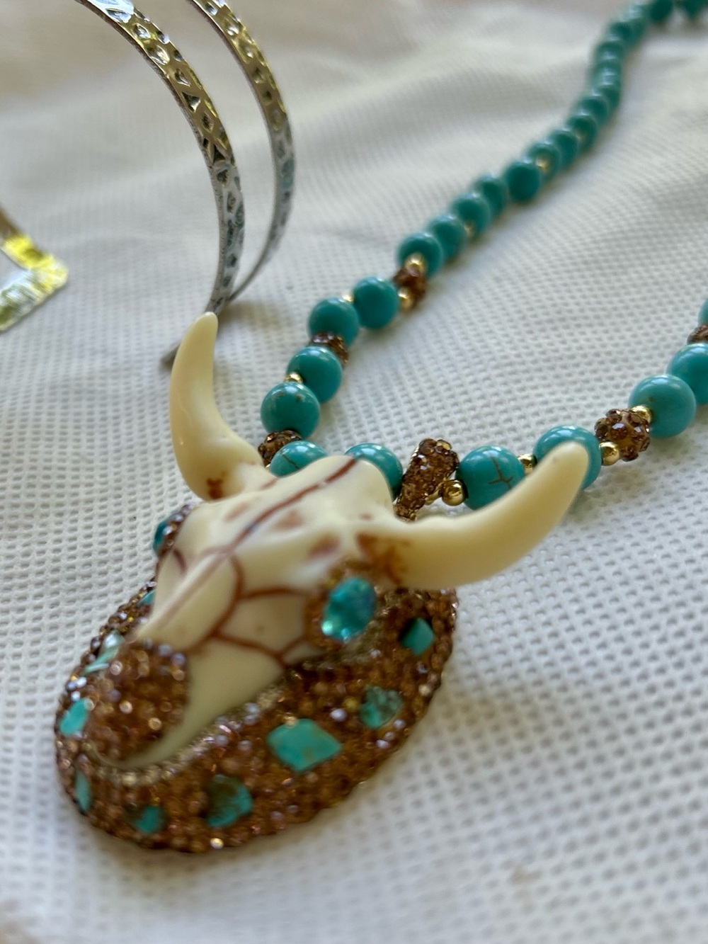 Turquoise Beaded Bull Skull Pendant Necklace with 2 Bracelets - NWOT